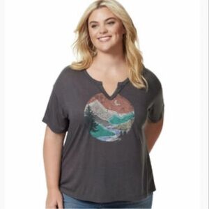 Jessica Simpson Gray Graphic T-Shirt with Mountains and Moon Scene.